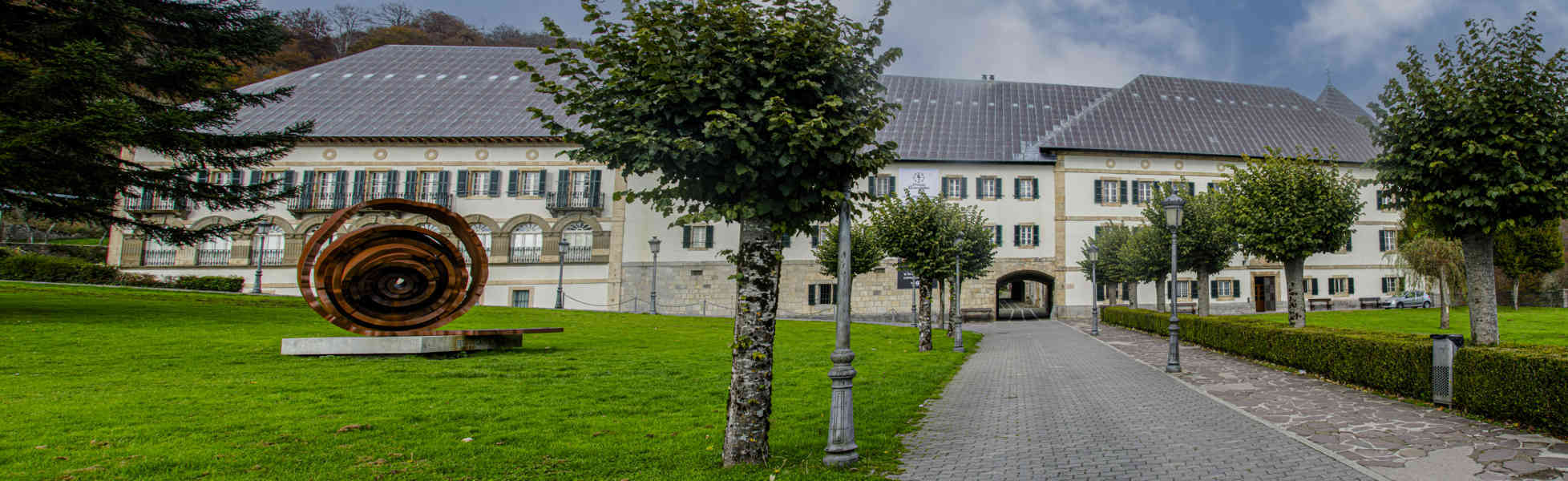 Comunidad Foral de Navarra 169 - Orreaga-Roncesvalles - casa prioral.jpg